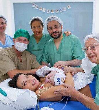 Primeiro contato pele a pele entre mãe e bebê logo após o nascimento