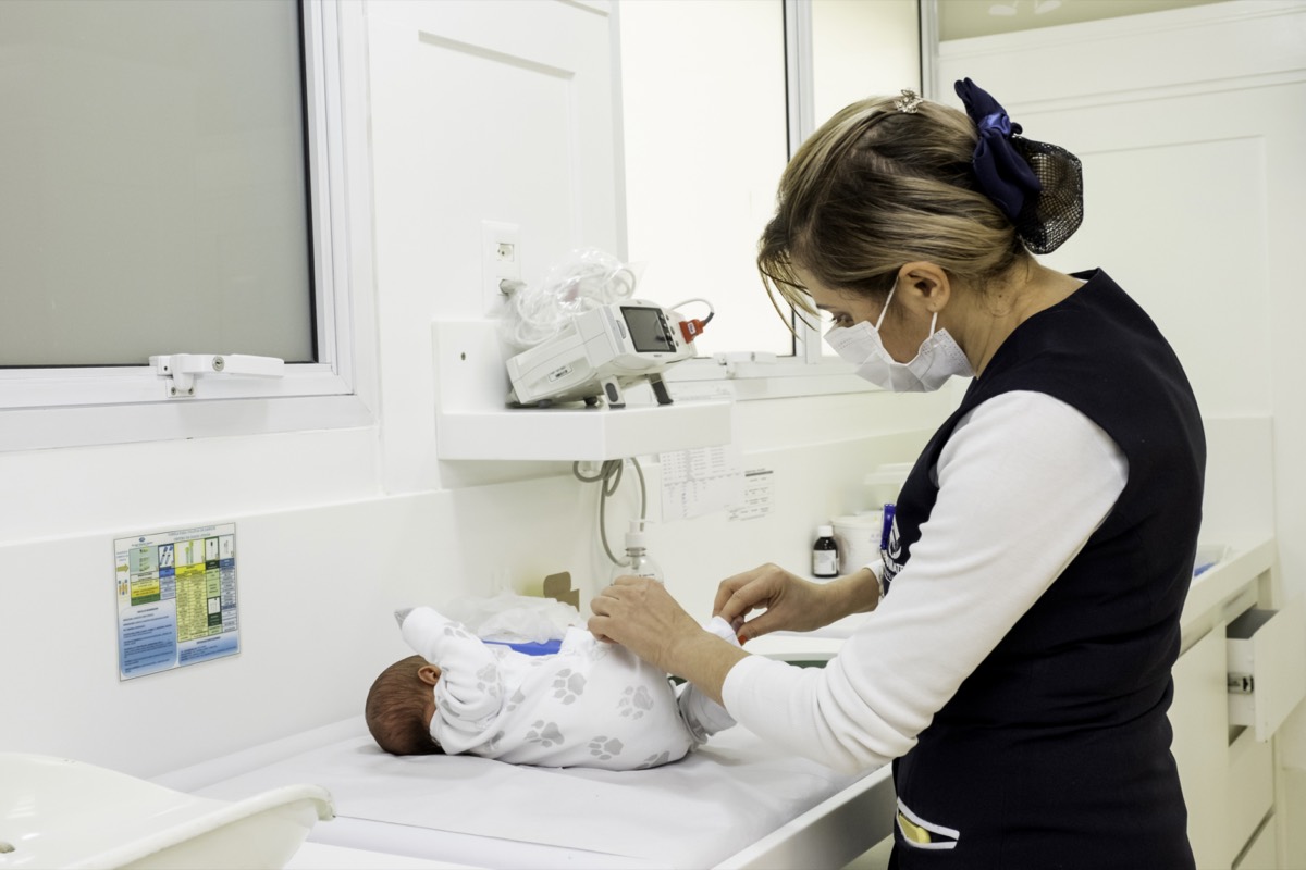 Enfermeira acolhendo recém-nascido na Unidade Neonatal